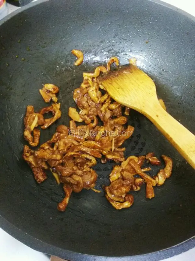 热锅倒入少许油，倒入腌制好的鸡脯肉煸炒变色盛出备用