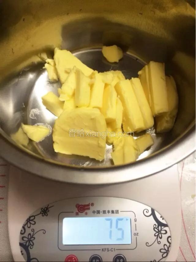 黄油软后加糖粉搅拌均匀