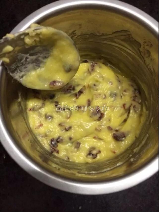 再把鸡蛋液倒入黄油搅拌，然后把蔓越梅和面粉倒入搅拌均匀即可