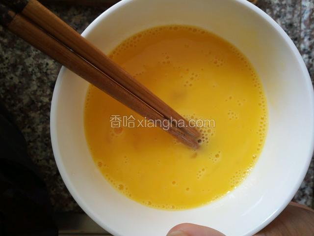 打鸡蛋，充分搅拌后倒在瘦肉上面，加入三分之一碗水，再轻易搅拌一下，让蛋酱渗入瘦肉内