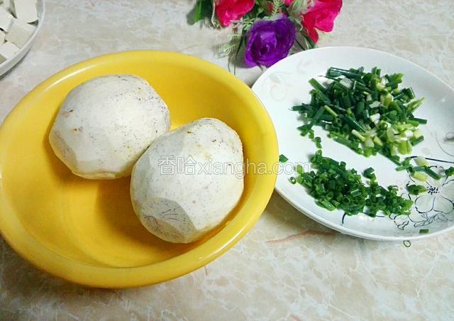 香芋削好皮，削皮时香芋不要湿水，湿了水手层痒。葱洗干净切段，切点葱花。切好那那照片不小心删了。在这里说下，香芋从中间切开，切到自己想要的厚度，凌型最好。