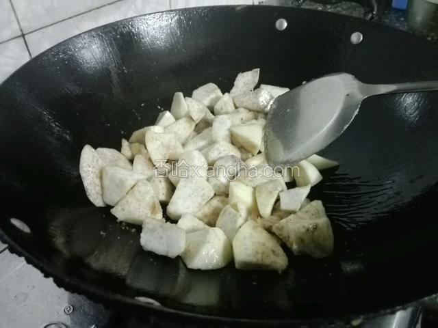 锅预热，入5勺子花生油，油温热后倒入香芋炒1到两分钟