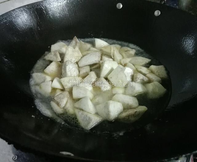 加入水差不多末过香芋，再加入1勺子盐。大概焖20分钟左右。