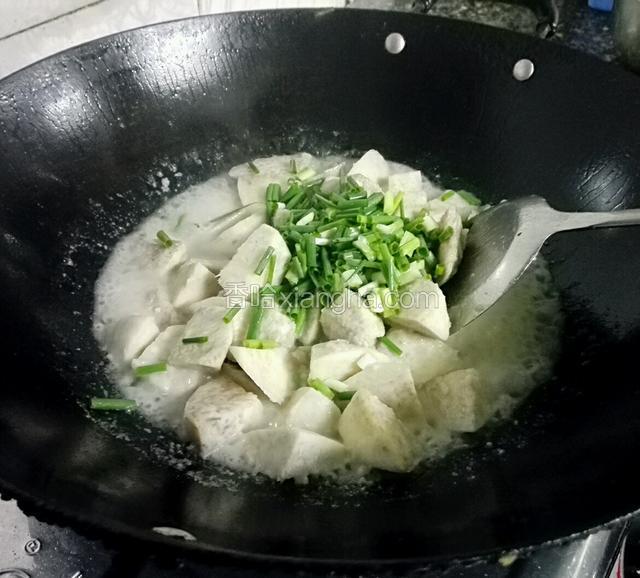 洒入葱段，炒均匀。