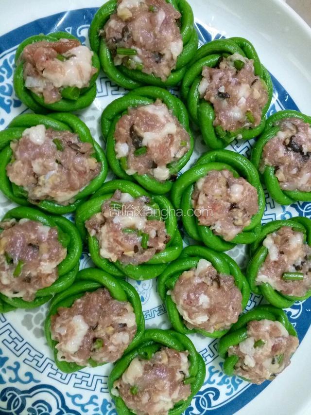 把豆角绕成圆形，把肉放到中间。