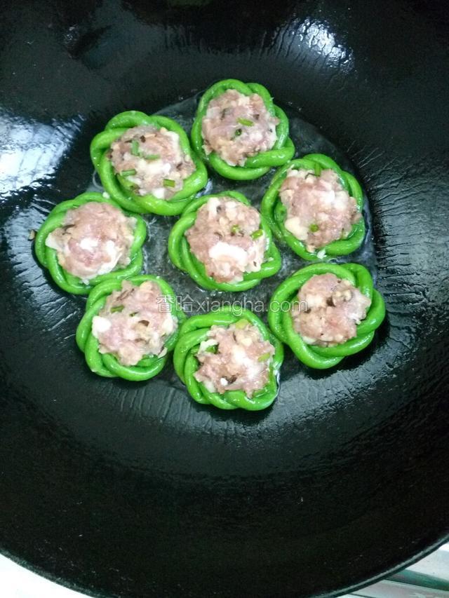 上油锅煎，小火煎熟