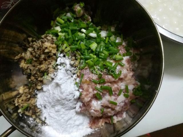 1  

把猪肉剁碎。  香菇用水泡开，洗净剁碎。                                                                  
