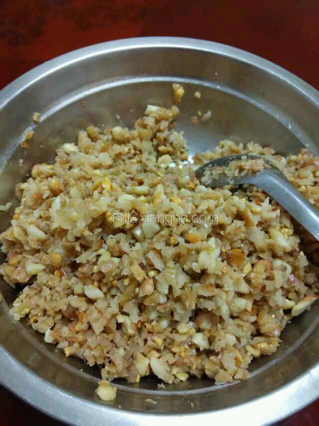 萝卜干剁碎加入花生备用（咸的）