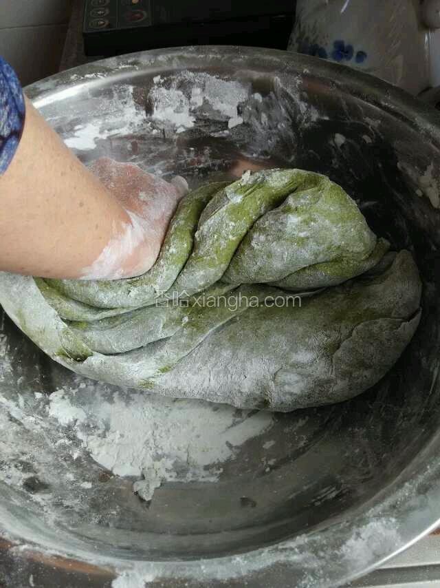 煮好后的黄花梦趁热加入糯米粉，前翻后翻揉均匀