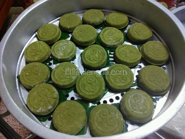 用木刻模子压印成形，做好后底下垫上香蕉叶