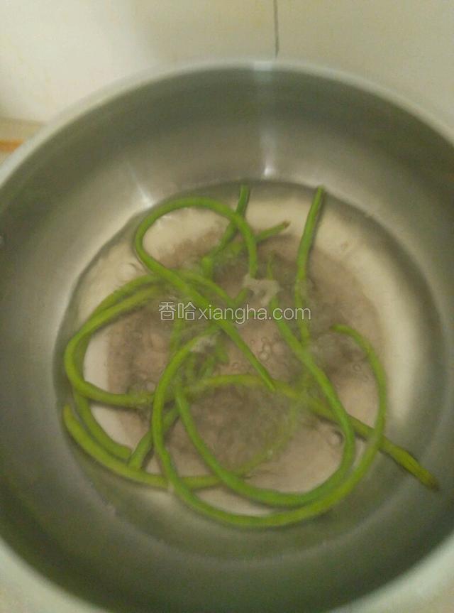放入开水中煮熟。