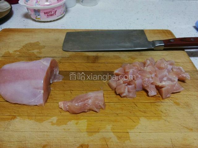 将鸡脯肉切成条，再切成小块