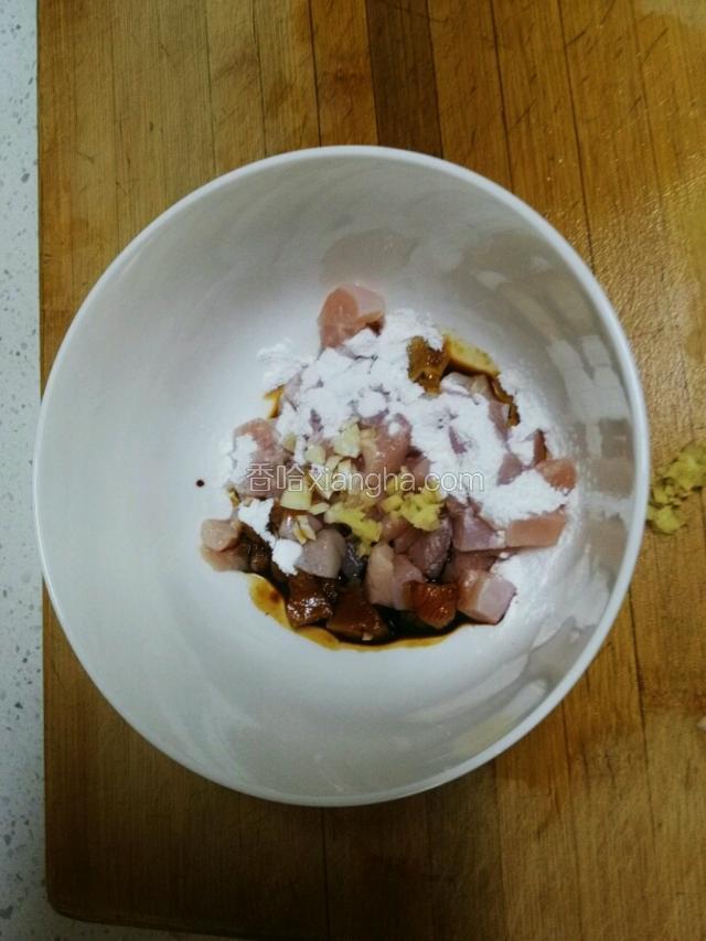 将鸡脯肉放入姜末，蒜末，适量料酒，老抽，味极鲜，淀粉腌制