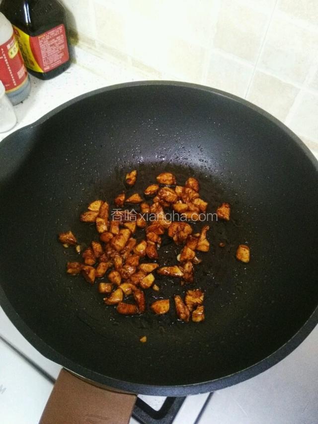 将腌制好的鸡脯肉，热锅冷油倒入煸炒，待肉丁炒至变色，盛出备用
