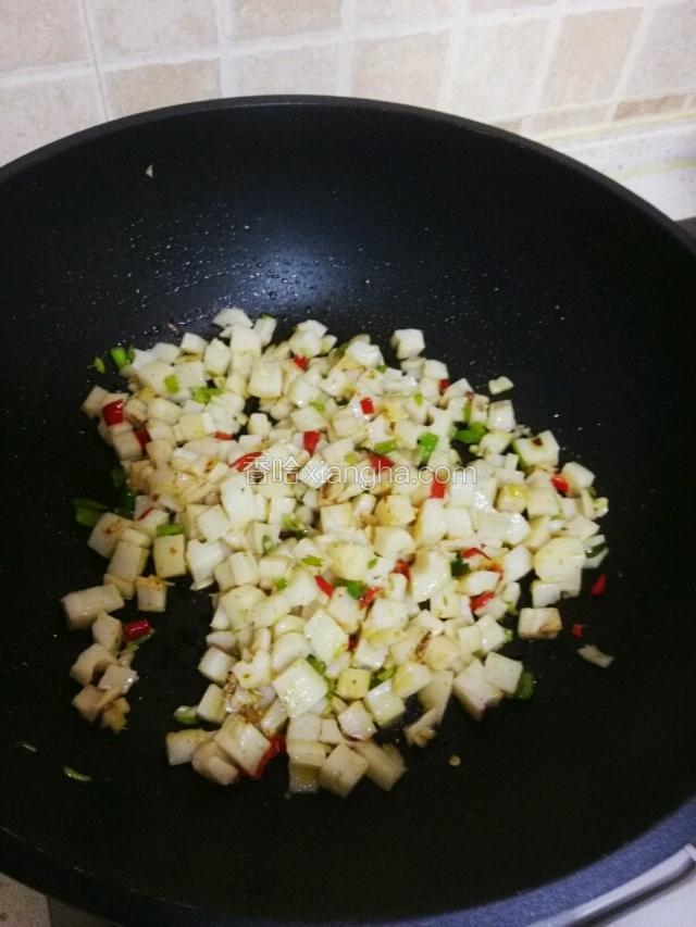 再把焯好的藕丁倒入锅中，翻炒一分钟后，加入适量盐，五香粉，糖