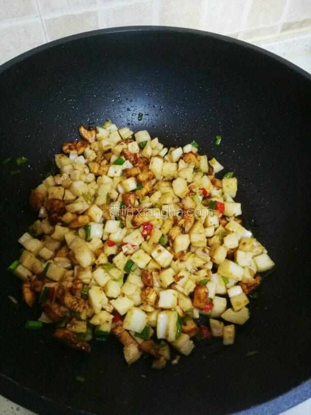 最后把炒好的肉丁倒入锅中，继续翻炒拌匀即可