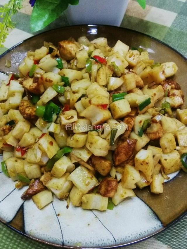 美味的香辣爽口藕丁炒肉就出锅了，好好享受美味吧