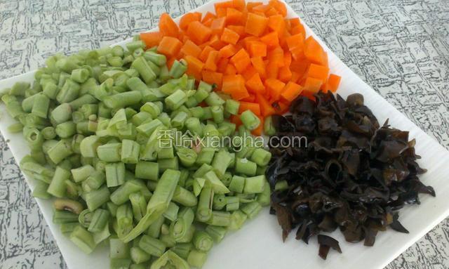 把豆角胡萝卜木耳切丁
