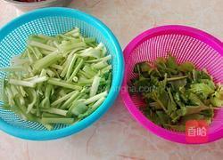 芹菜红椒炒肉丝的做法图解1