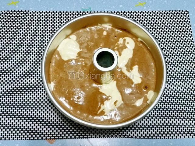 兩種蛋糕糊交替的倒入模具裡，輕震兩下震出氣泡，送進預熱的烤箱中，170度烤40分鐘（時間溫度僅供參考，請以自家烤箱為準）