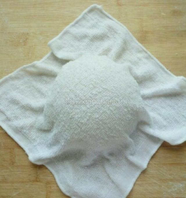 揉好后，用湿布盖住，醒半小时