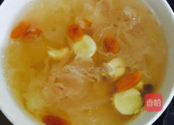银耳莲子糖水的做法图解3