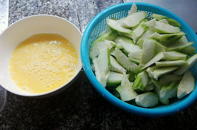 切瓜削凌型，鸡蛋调成鸡蛋液。
