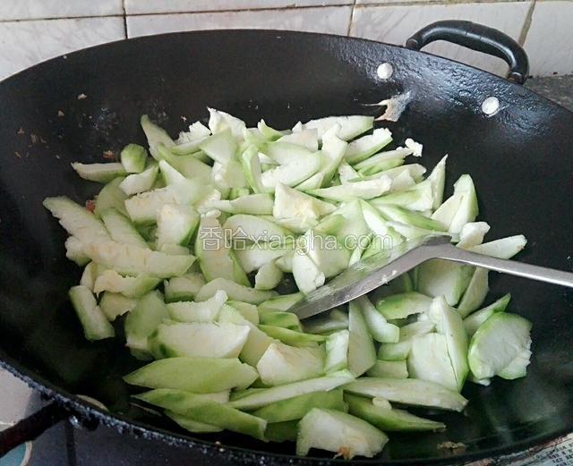 再次入油，倒入丝瓜炒至软