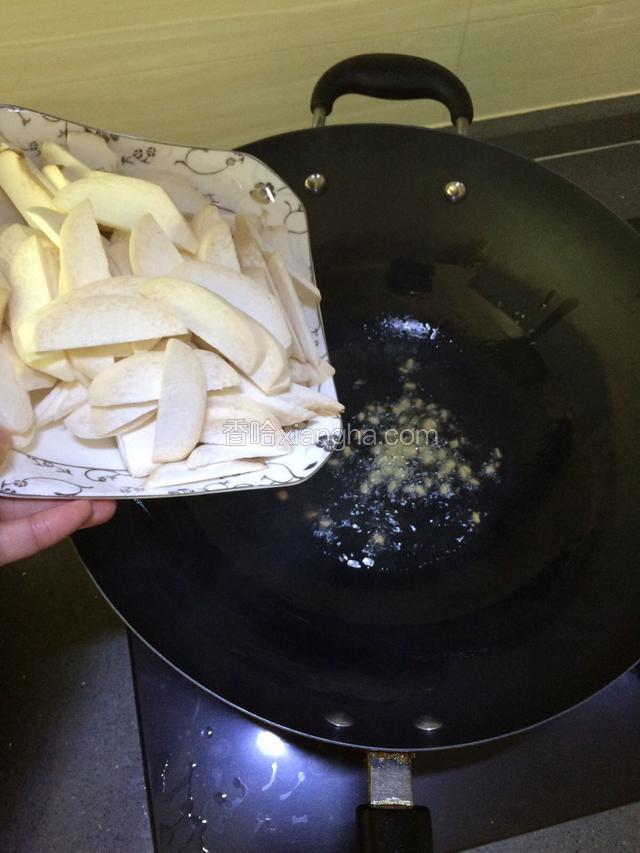 锅里烧热油，先放姜丝煸炒片刻，放入杏鲍茹开始炒。