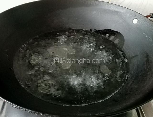 锅烧沸水，淋入2勺花生油，