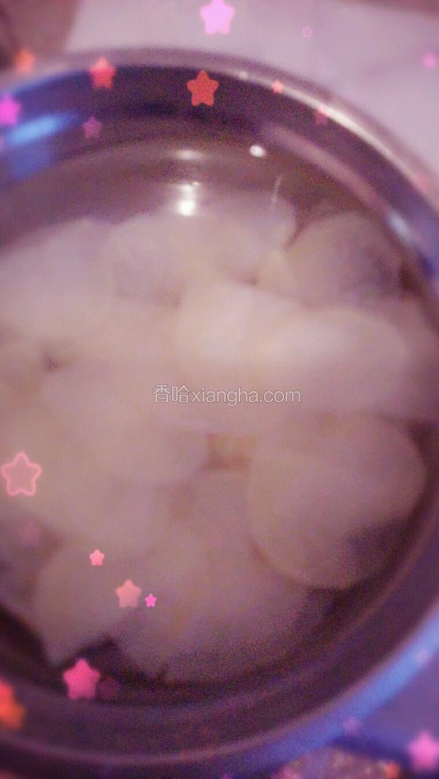 过凉后的马铃薯片捞出，晾干水份