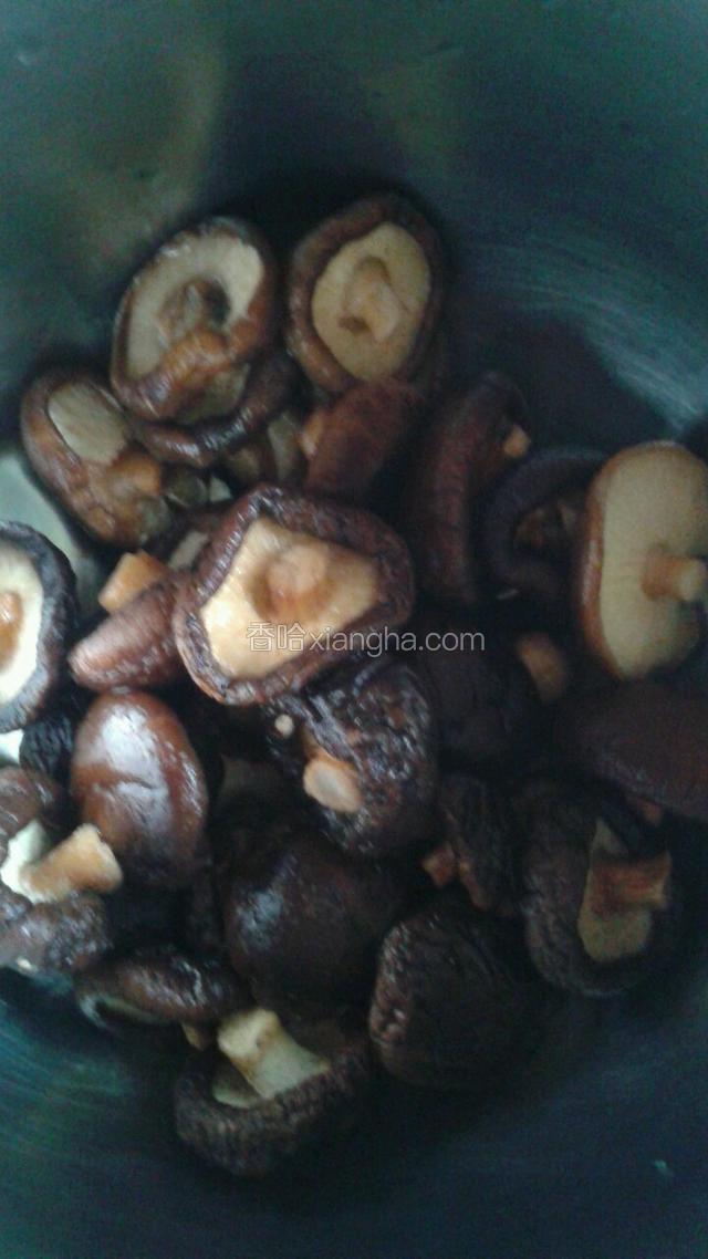 香菇泡1小时洗干净备用
