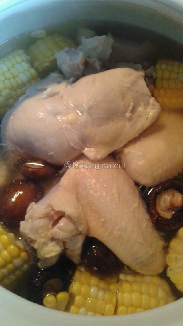 把姜片 鸡腿肉 玉米 香菇 水起放进煲锅里,开火等煮开后关小火煲一个半小时即可。