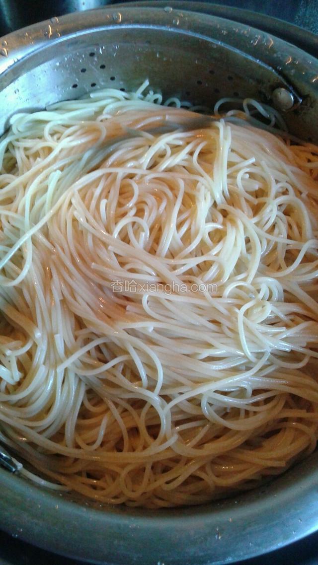 等面煮柔软后取出用冷水冲一下备用,