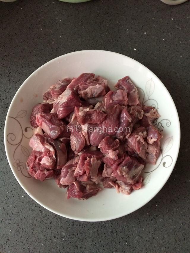 牛腩洗净切块备用。