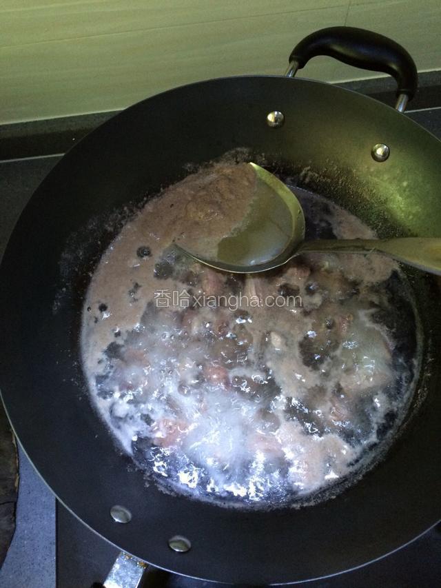 冷锅，冷水加入料酒，牛腩一起倒入锅中煮沸，水开后去浮沫，继续煮两分钟再捞出。