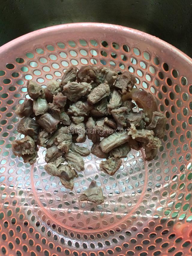 过水后的牛腩用热水冲洗干净，沥干水分备用。