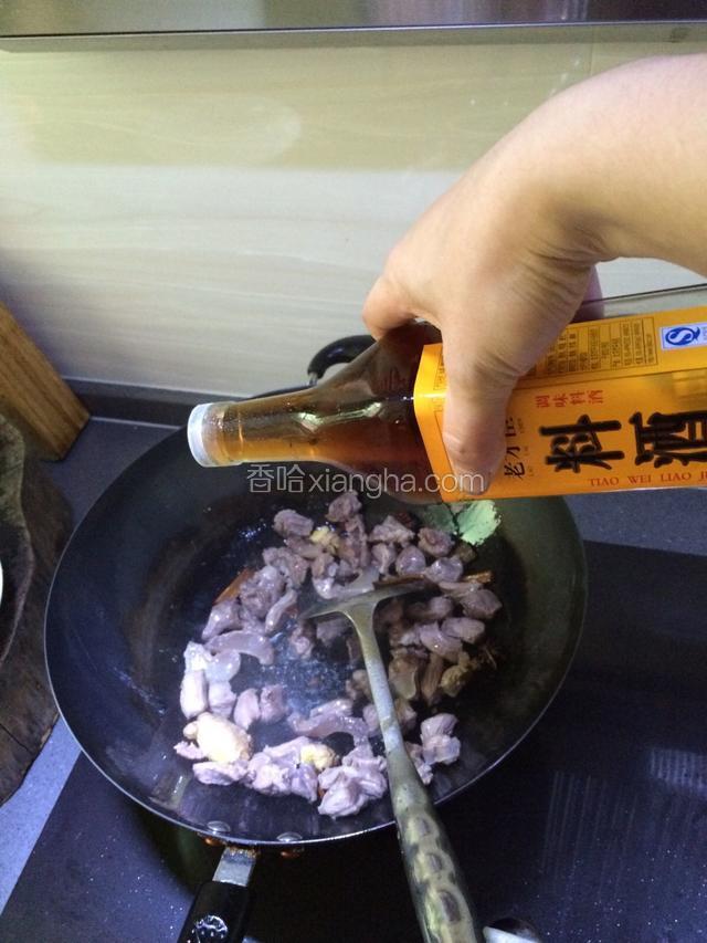 然后倒入沥干水分的牛腩炒香。此时再滴少许料酒一起炒。
