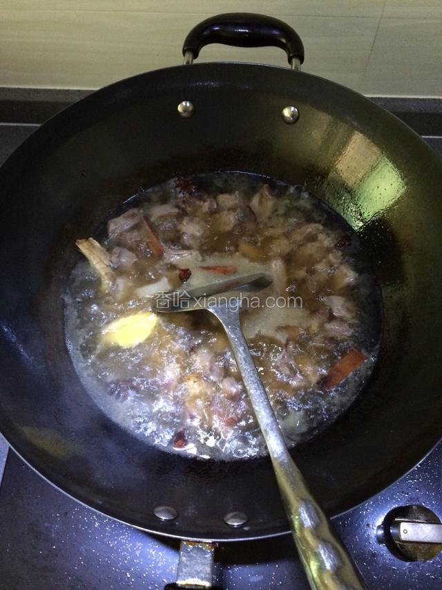 炒至牛腩表而微微有点焦黄时，倒入清水开始焖煮牛腩，水要没过牛腩。
