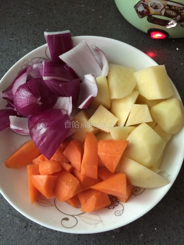 牛腩炖上了，开始准备蔬菜，胡萝卜、土豆切滚刀块，洋葱切块备用。