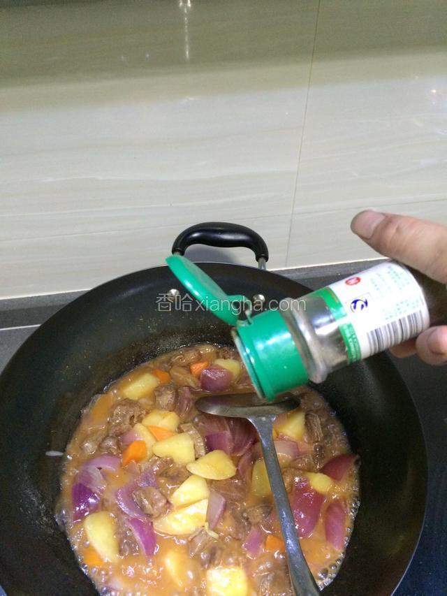 土豆有菱有角，熟而不烂就可以了，最后加入胡椒粉拌匀就可以出锅了。最好保留一部分汤汁。