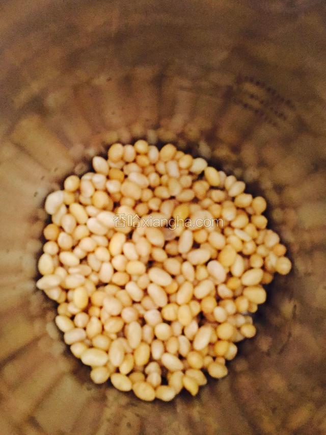 发泡好的豆浆倒入豆浆机里打成豆浆