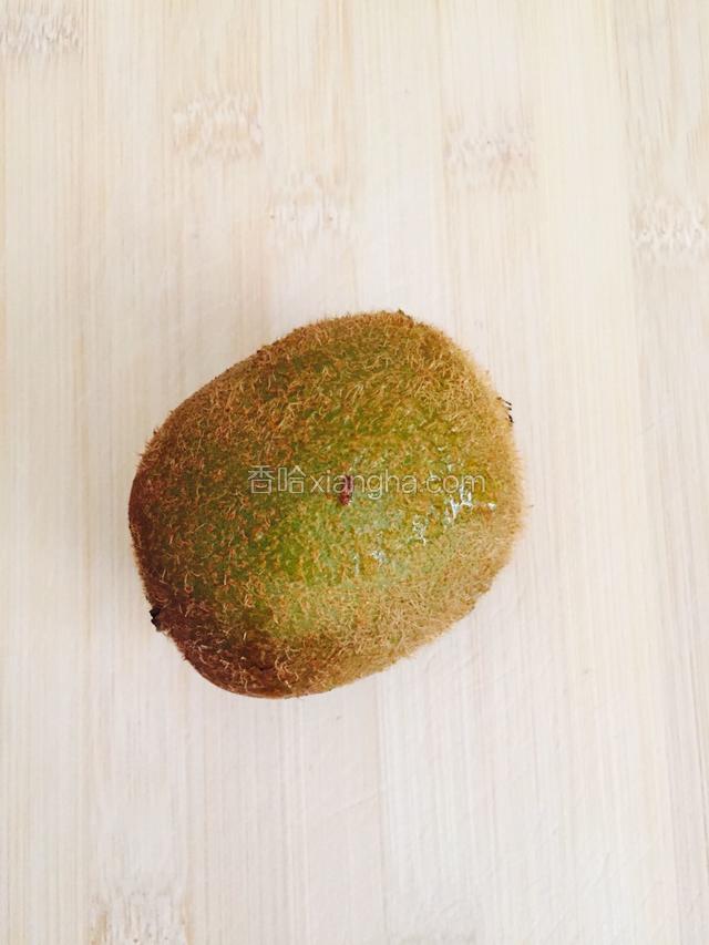 等豆浆完全冷却后我们开始切奇异果啦