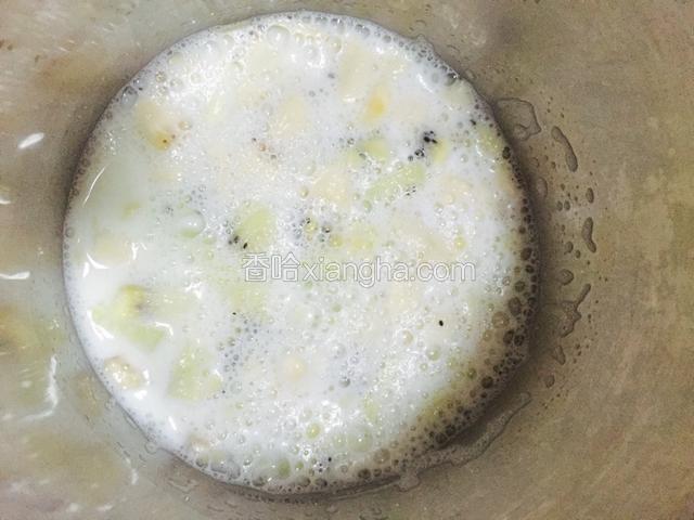 所以食材都准备好了 然后将所有的食材倒入打汁机内，一分钟后就OK了，樓主用得是九陽豆漿機選擇果汁就可以啦