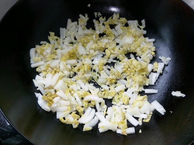 将切丝大白菜放入锅内焙干一些水份，炒出香味。