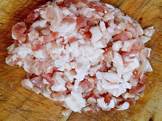肉切小丁，再剁成肉糜