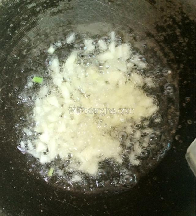 起油锅爆香蒜颗
