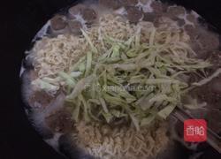鱿鱼排骨汤面的做法图解7