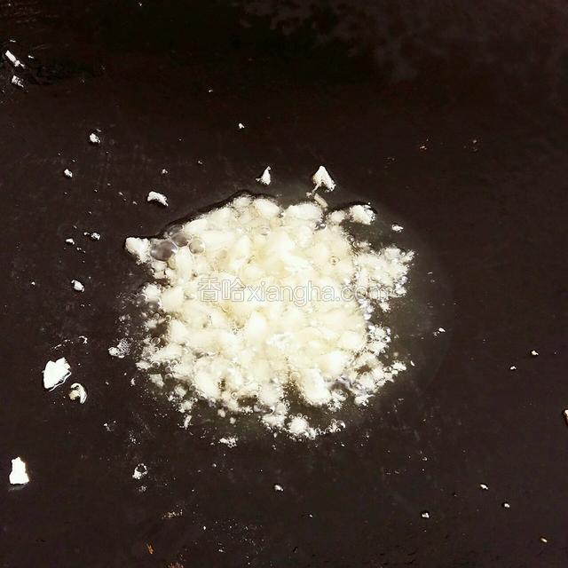 锅热，倒适量花生油。油五成热，放蒜蓉进去，翻炒出香味。