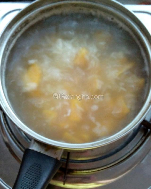 然后把大米洗一遍，锅中加大半锅水，等水煮沸后，加入大米，红糖，地瓜，大火煮五分钟。